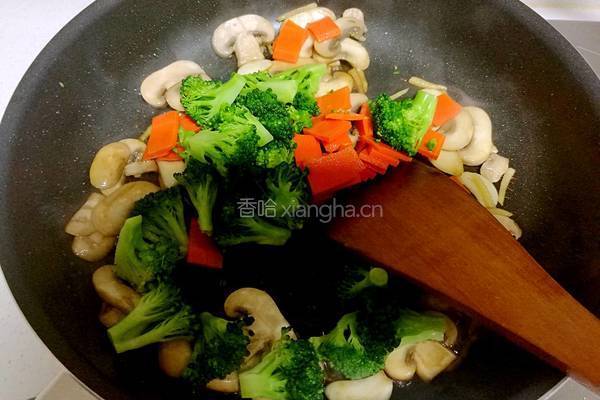 西兰花炒蘑菇的做法图解9