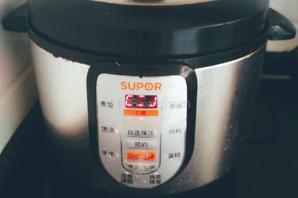 胡萝卜玉米炖筒骨汤的做法图解2