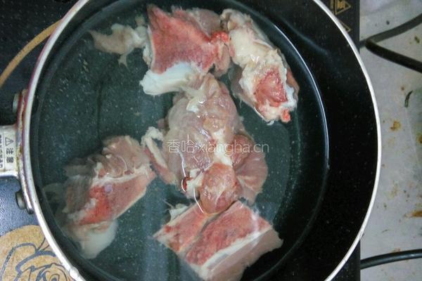 桂圆肉红枣煲猪骨的做法图解2