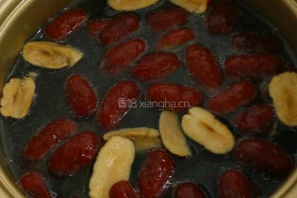 桂圆肉红枣煲猪骨的做法图解5