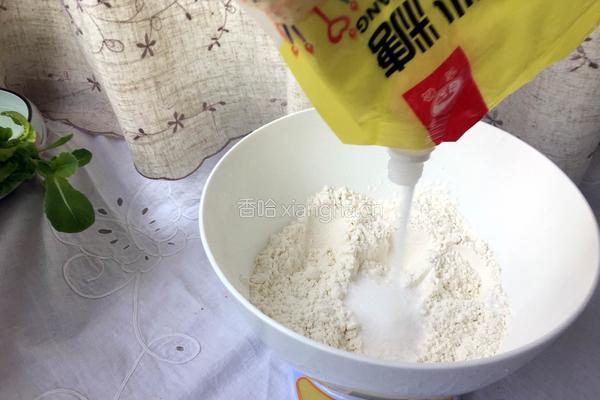 奶香松仁小饼干的做法图解1