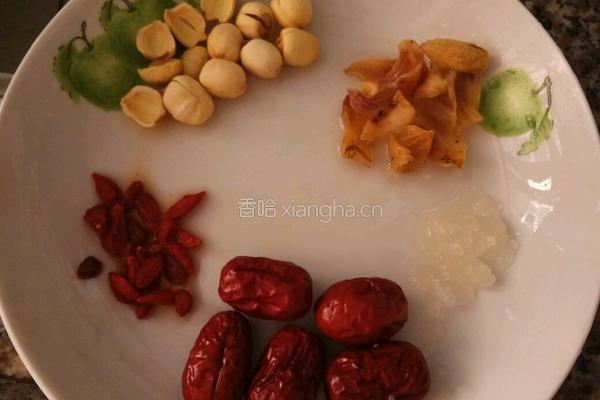 绿豆银耳百合莲子羹的做法图解1