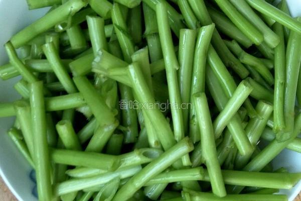 空心菜梗炒肉的做法图解2