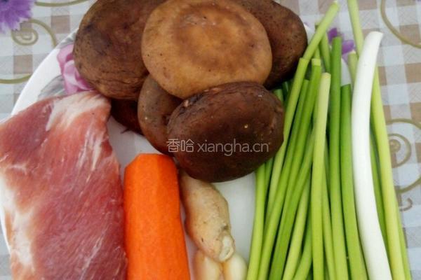 香菇炒肉的做法图解1