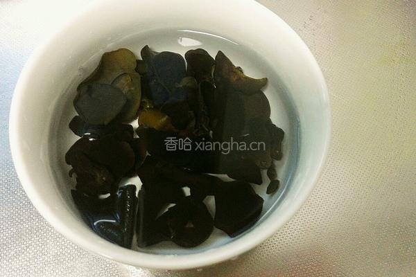 黑木耳胡萝卜炒包菜的做法图解1