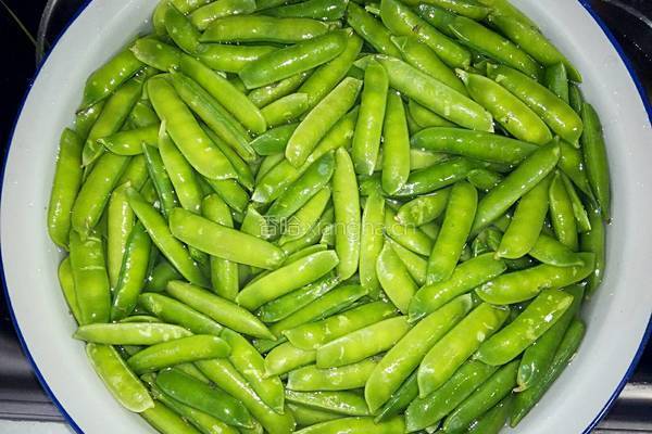 盐水豌豆的做法图解1