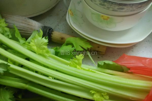 芹菜肉馅锅贴的做法图解1