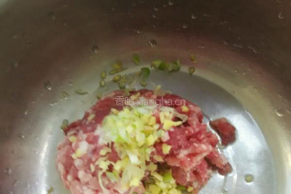 芹菜肉馅锅贴的做法图解3