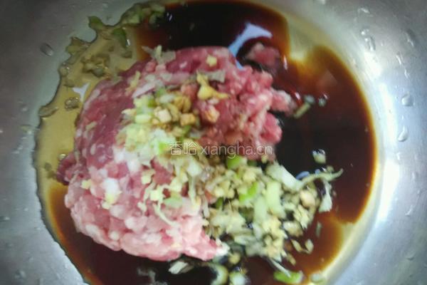 芹菜肉馅锅贴的做法图解4