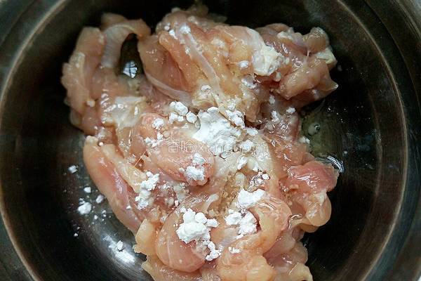 两丝炒鸡肉的做法图解7