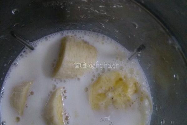 香蕉奶昔的做法图解2