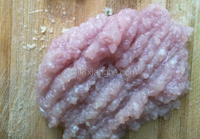瘦肉剁碎