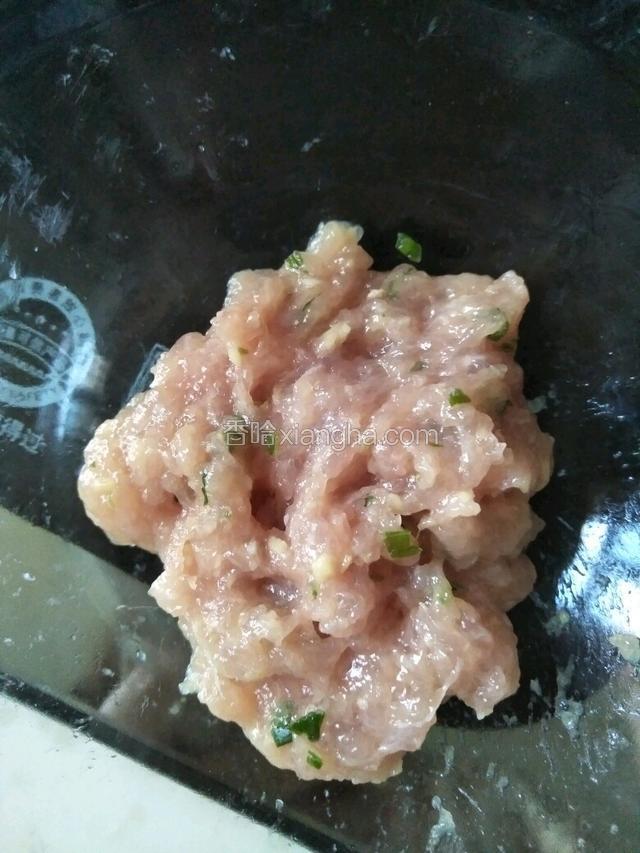 瘦肉和葱姜加盐，淀粉一起拌匀