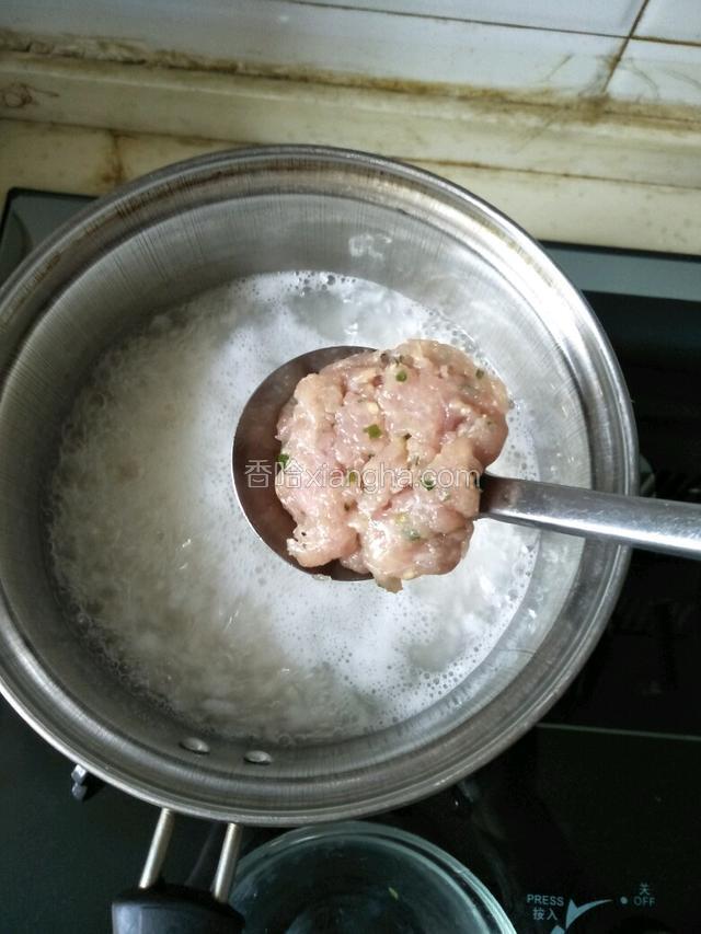 米饭煮开后倒入肉糜