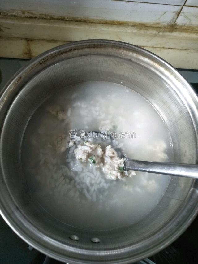 用勺子搅拌均匀