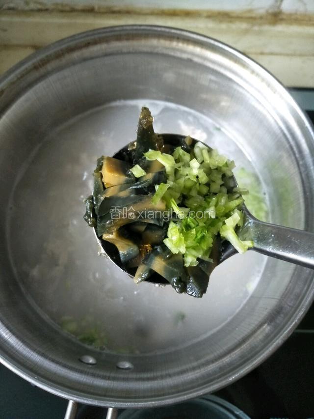 把皮蛋丁和青菜根倒入锅中