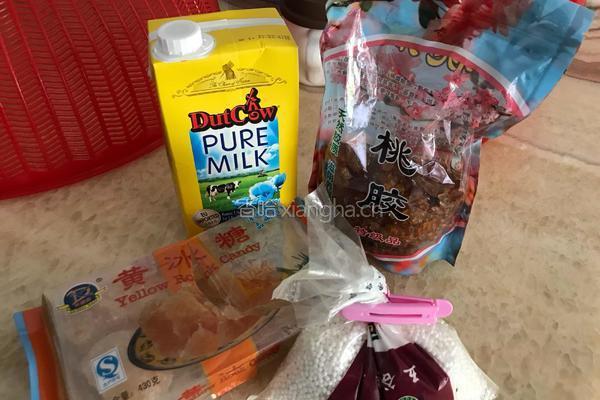 桃胶牛奶西米露的做法图解1