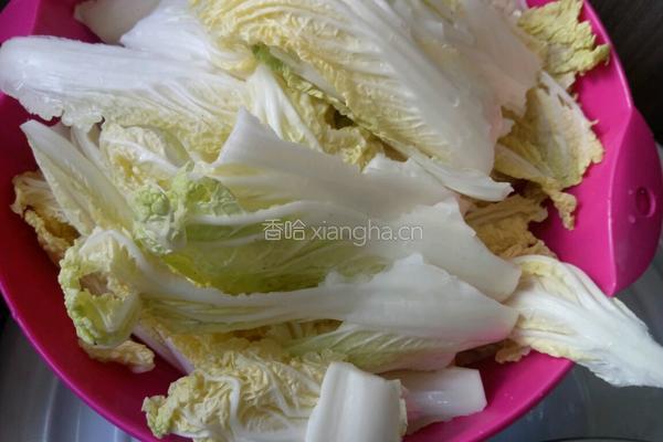 娃娃菜炖冻豆腐的做法图解1