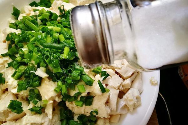 「Cathy边吃边营养」小葱拌豆腐的做法图解6