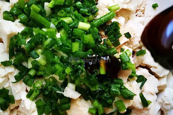「Cathy边吃边营养」小葱拌豆腐的做法图解9