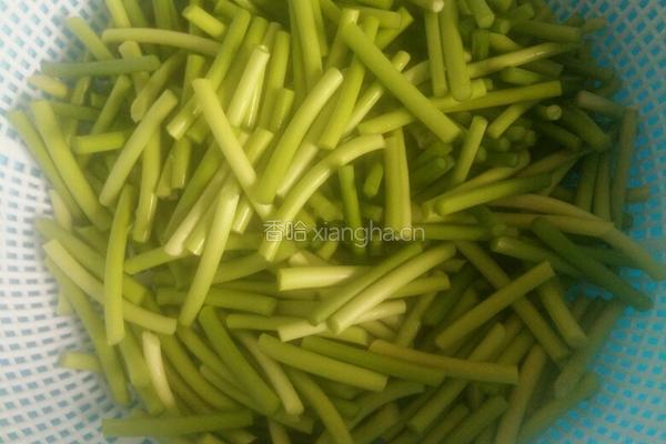 肉片炒蒜薹的做法图解2