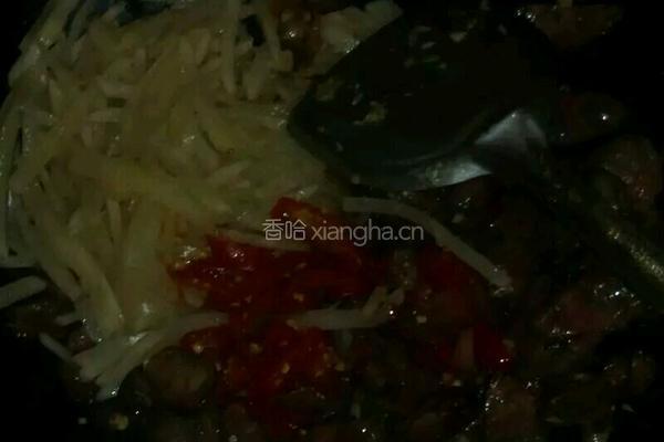 酸菜煮腊肠的做法图解2