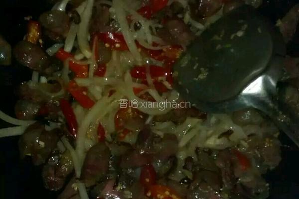 酸菜煮腊肠的做法图解3