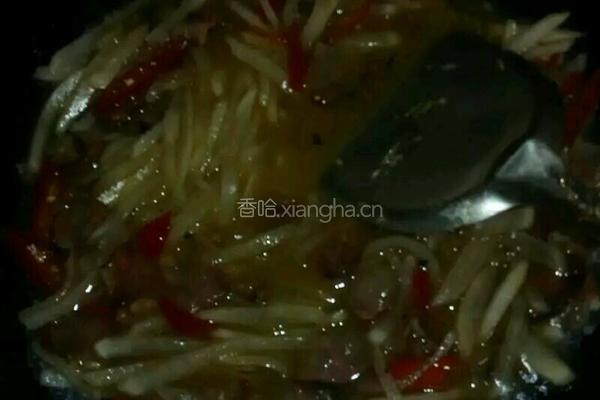 酸菜煮腊肠的做法图解4
