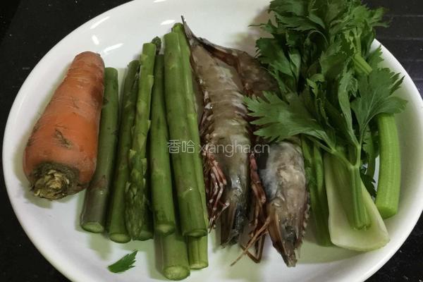 蒜香虾仁芦笋豆腐皮的做法图解1