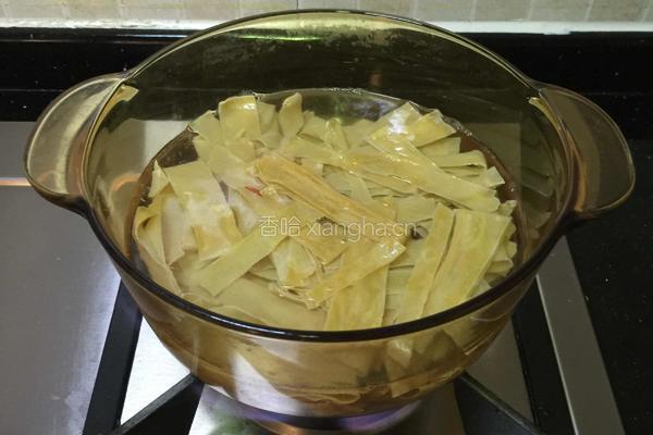 蒜香虾仁芦笋豆腐皮的做法图解4