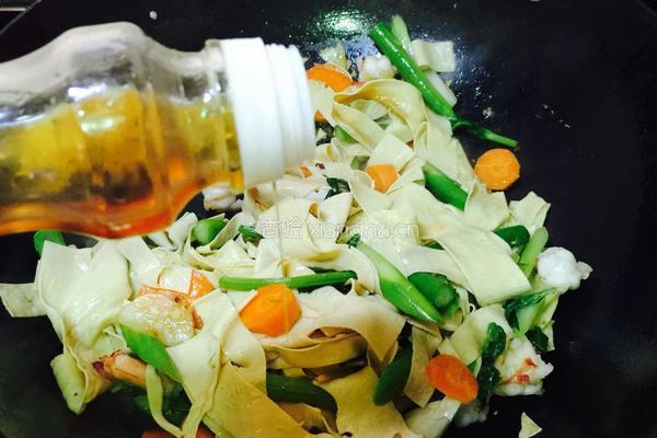 蒜香虾仁芦笋豆腐皮的做法图解13