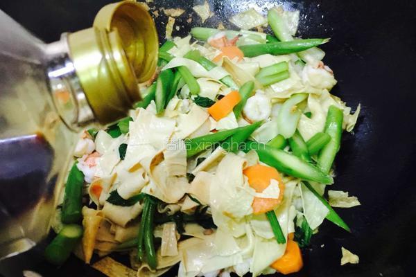 蒜香虾仁芦笋豆腐皮的做法图解14