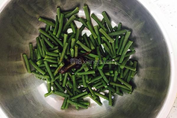 凉拌豇豆的做法图解1