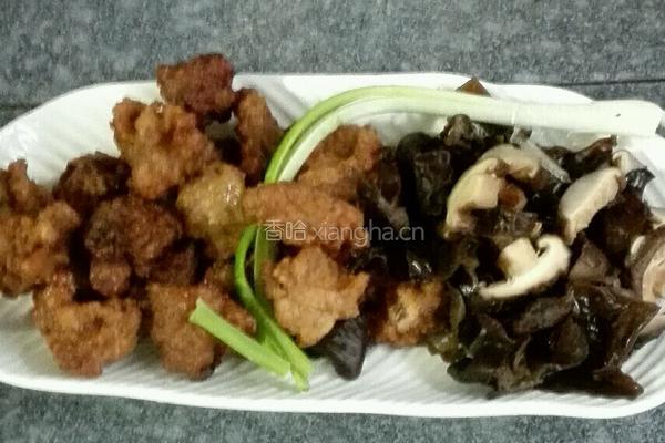番茄酱炒肉丸的做法图解1