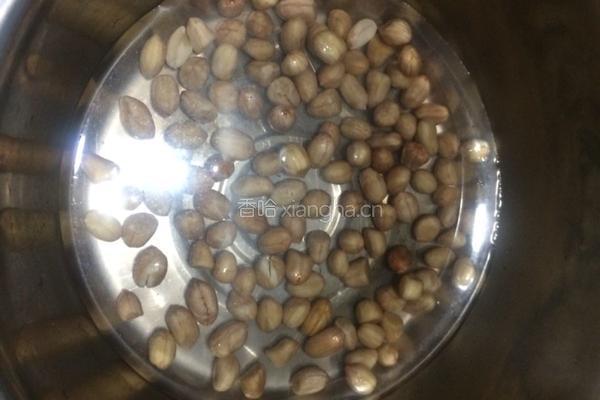 木瓜鸡脚花生木耳汤的做法图解2
