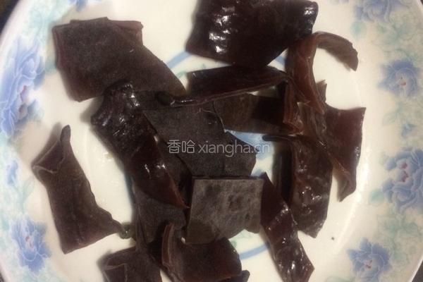 木瓜鸡脚花生木耳汤的做法图解4