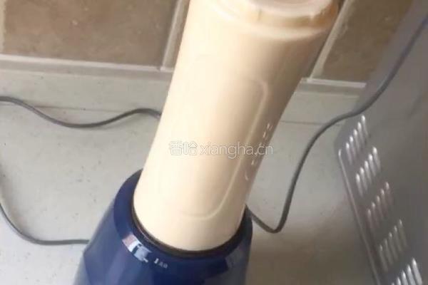 香蕉奶昔的做法图解4