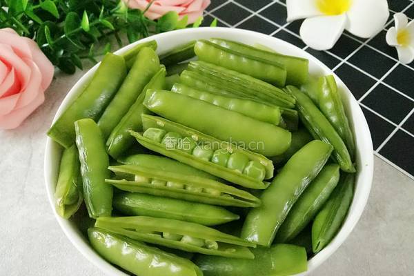 盐水煮豌豆的做法图解1