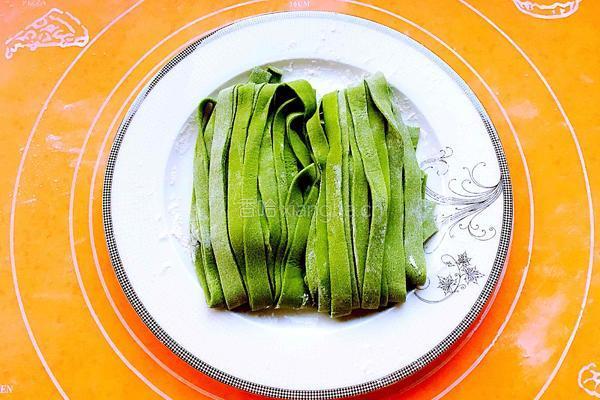 手擀菠菜面的做法图解13