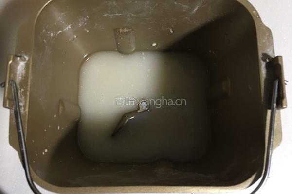 奶香黑芝麻大馒头的做法图解1