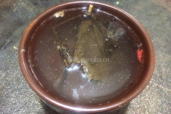 百灵草水鸭汤的做法图解3