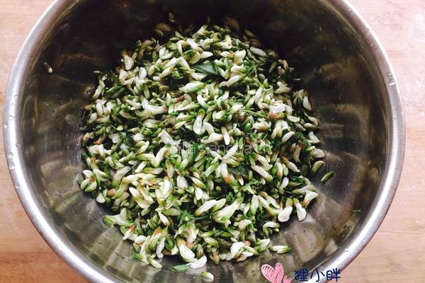 蒸槐花的做法图解1