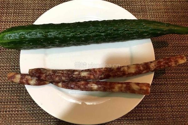 腊肠炒黄瓜的做法图解1
