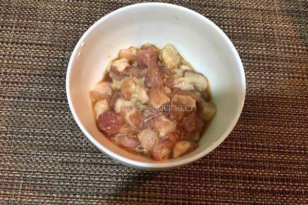 香干蔬菜炒肉丁的做法图解1