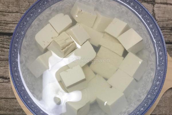 鲫鱼炖豆腐的做法图解1