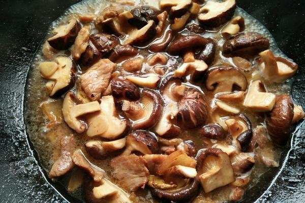 香菇胡萝卜炒肉片的做法图解8