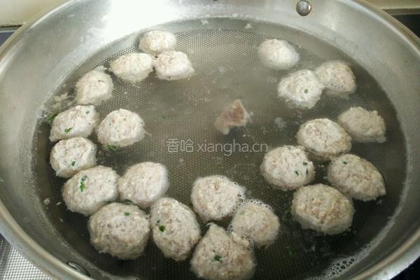 西红柿木耳肉丸汤的做法图解2