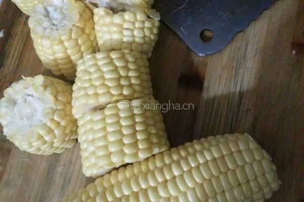 香菇玉米排骨汤的做法图解2