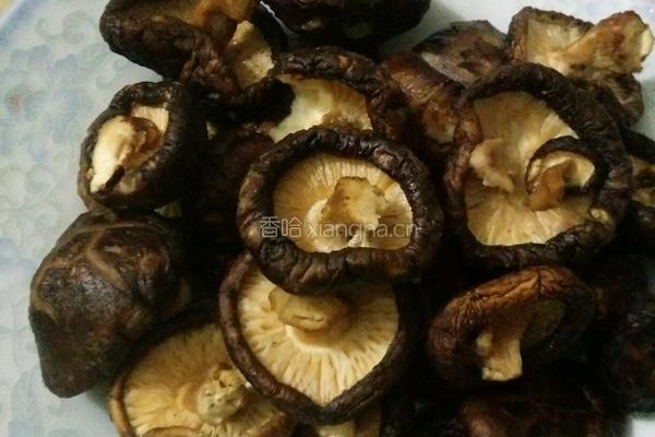 香菇玉米排骨汤的做法图解3