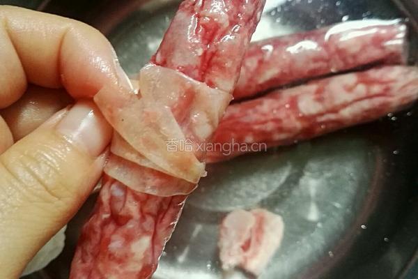 腊肠胡萝卜玉米粒的做法图解1